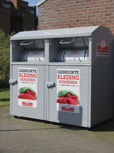 908884 Afbeelding van inzamelcontainers voor gebruikte kleding en schoenen van de Nierstichting, bij winkelcentrum ...